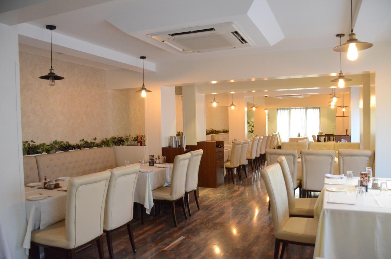 Hotel Srimaan Púna Kültér fotó