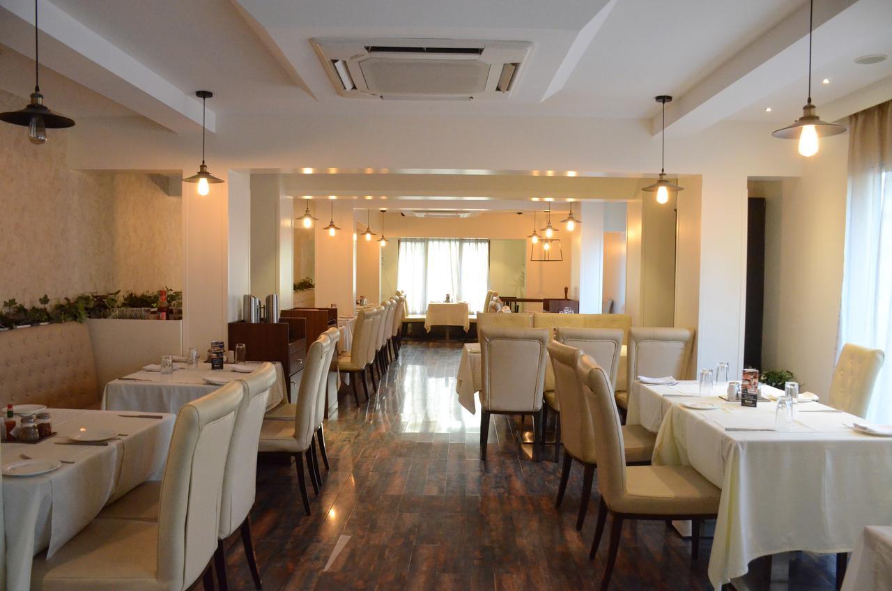 Hotel Srimaan Púna Kültér fotó