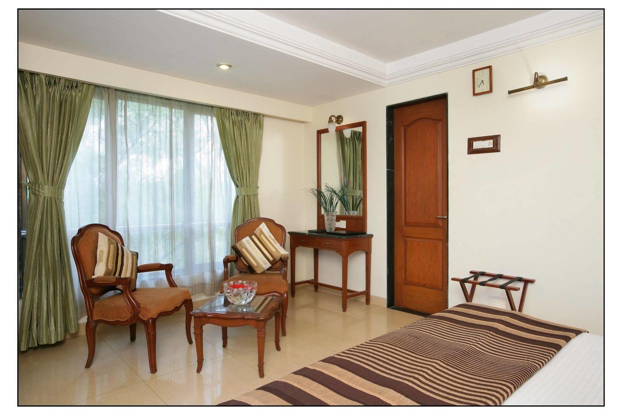 Hotel Srimaan Púna Kültér fotó
